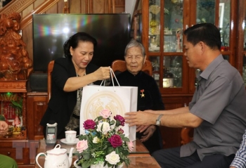 Chủ tịch Quốc hội thăm mẹ Việt Nam anh hùng ở tỉnh Phú Yên