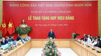 Thủ tướng Nguyễn Xuân Phúc dự lễ trao Huy hiệu Đảng tại Đảng bộ Văn phòng Chính phủ