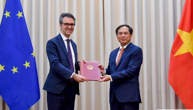 Bộ Ngoại giao trao văn bản thông báo Việt Nam phê chuẩn EVFTA và EVIPA cho Đại sứ EU
