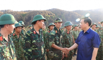 Phó Thủ tướng Vương Đình Huệ thị sát, chỉ đạo chữa cháy rừng Hà Tĩnh
