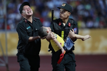 Xúc động hình ảnh cảnh sát cơ động nén đau cứu CĐV "nhí" ở sân Thiên Trường