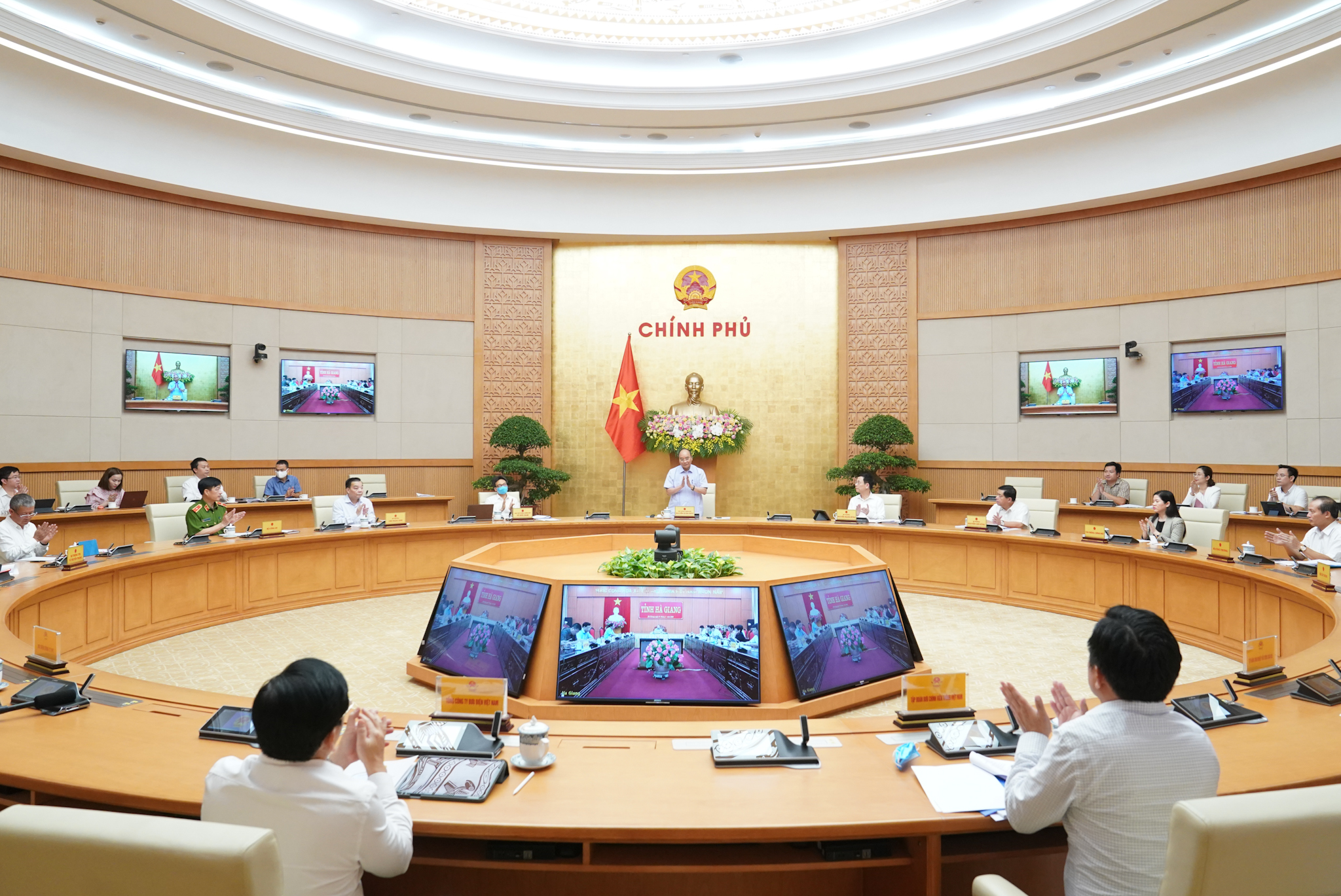 Thủ tướng chủ trì hội nghị trực tuyến về Chính phủ điện tử