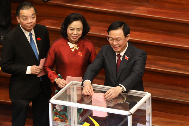 Chiều 12/10, các đại biểu bỏ phiếu bầu Ban chấp hành đảng bộ Hà Nội nhiệm kỳ 2020 - 2025.