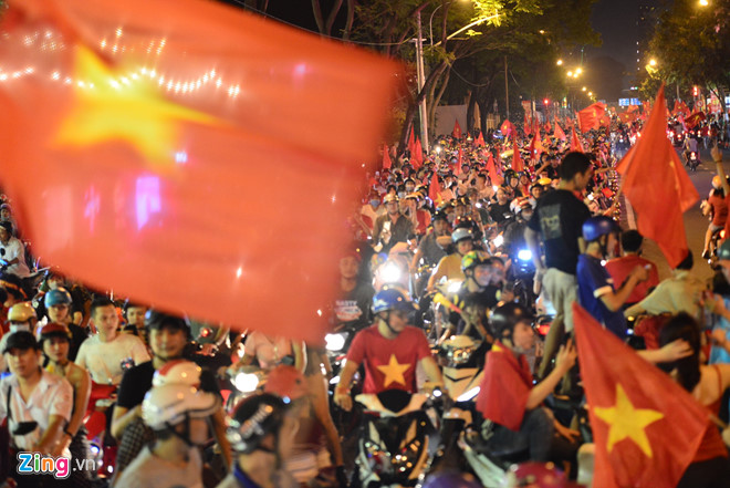 thu tuong nguyen xuan phuc trao cup vo dich cho doi tuyen viet nam