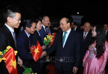 Thủ tướng gặp gỡ nhân viên Đại sứ quán và cộng đồng người Việt Nam tại Myanmar