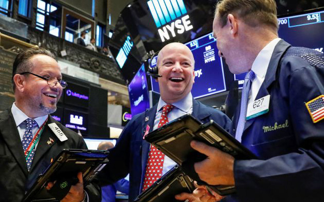 Nhà đầu tư ồ ạt chốt lời, Dow Jones rớt hơn 200 điểm nhưng vẫn ghi nhận tháng khởi sắc nhất kể từ năm 1987