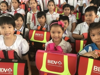 BIDV tặng 5.000 cặp phao cứu sinh cho học sinh vùng sông nước