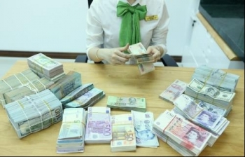 Vietcombank: Giá USD mua vào tiền mặt thấp hơn 30 đồng so với mua chuyển khoản