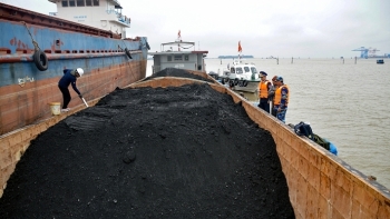 Cảnh sát biển tạm giữ 700 tấn than không rõ nguồn gốc