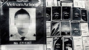 Bắt giữ cơ trưởng Vietnam Airlines buôn lậu nước hoa