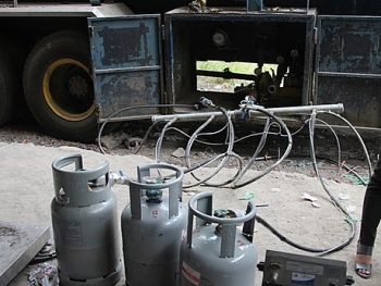 Đồng Nai: Sang chiết hàng trăm bình gas ngay trong bãi đỗ xe