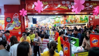 Lượng người mua sắm quá đông, siêu thị mở cửa xuyên Tết