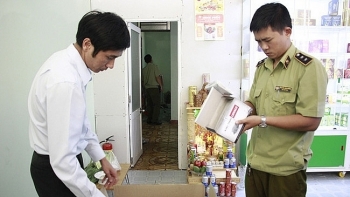 Đắk Lắk: Xử lý một nhà thuốc găm 2.000 khẩu trang y tế dù báo hết hàng
