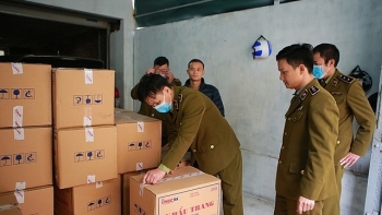 Phát hiện một người Trung Quốc thu gom 50 thùng khẩu trang y tế