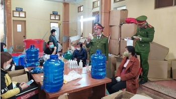 Thái Bình: Phát hiện cơ sở sản xuất hàng nghìn chai nước rửa tay giả