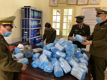 Lào Cai: Tạm giữ lô hàng 425 thùng khẩu trang y tế không rõ nguồn gốc