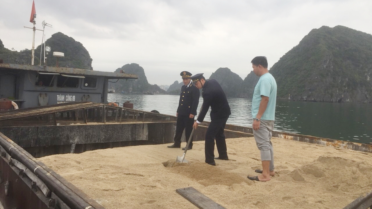 Quảng Ninh: Bắt giữ tàu vận chuyển cát xây dựng trái phép