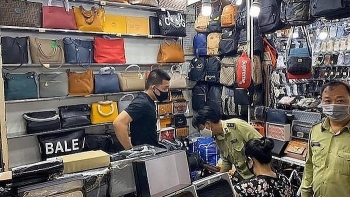 Thu giữ 1.500 sản phẩm giả thương hiệu nổi tiếng ở chợ Bến Thành và Saigon Square