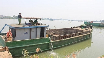 Bắt 3 thuyền khai thác cát trái phép trên sông Đồng Nai