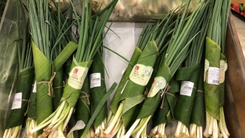Siêu thị đầu tiên ở Việt Nam thử nghiệm dùng lá chuối gói thực phẩm