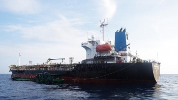 Quảng Ngãi: Bắt số lượng lớn xăng A92 sang mạn trái phép trên biển