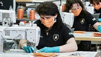 Hãng xe sang Lamborghini của Italy sản xuất khẩu trang và tấm chắn nhựa bảo vệ