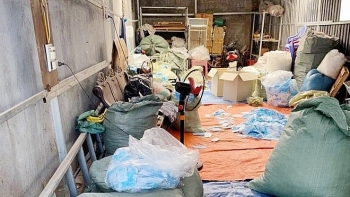 Long An: Bắt quả tang cơ sở gom 100.000 khẩu trang y tế bẩn để tái chế