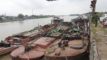 Bắt giữ 3 tàu khai thác cát trái phép trên sông Hồng