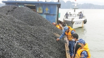 Bắt giữ tàu chở 200 tấn than không có nguồn gốc trên vùng biển Quảng Ninh