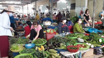 Chợ truyền thống “thất thế” trong mùa dịch khi người dân chuộng thực phẩm đóng gói hơn