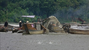 'Nóng' nạn khai thác cát trái phép trên sông Bồ, sông Hương