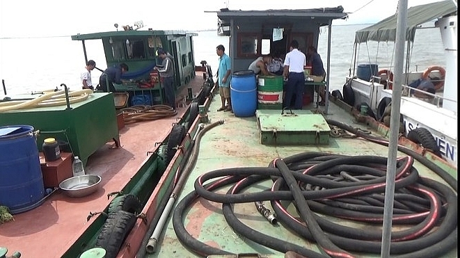 Xử lý tàu sang mạn 25.000 lít dầu trái phép trên vùng biển Hải Phòng