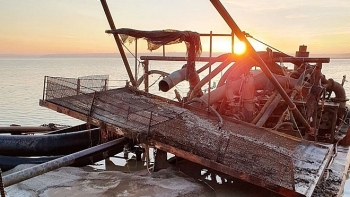 Bắt 2 tàu “cát tặc” trong Hồ Dầu Tiếng