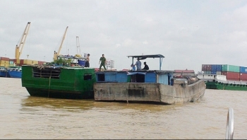Đồng Nai: Truy đuổi như phim, bắt 4 thuyền hút cát trái phép trên sông