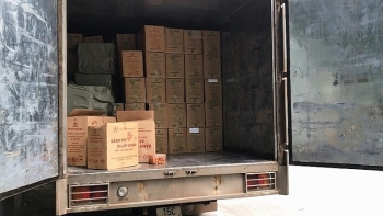 Bắt giữ xe tải chở hơn 31.000 gói thuốc lá lậu giấu trong bánh kẹo