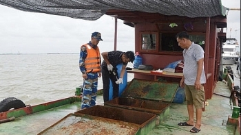 Tàu chở 35.000 lít dầu không nguồn gốc bị bắt giữ tại vùng biển giữa Quảng Ninh và Hải Phòng.