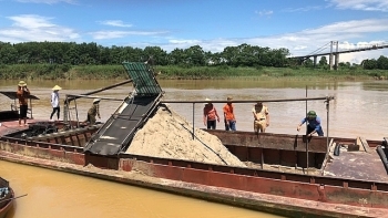 Nghệ An: Bắt giữ 6 thuyền khai thác cát trái phép trên sông Lam