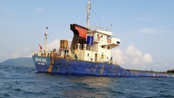 Cảnh sát biển bắt giữ khoảng 3.000 tấn Ilmenit nhập lậu