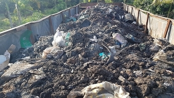Bình Phước: Bắt quả tang xe container đổ trộm hàng chục tấn chất thải rắn ra môi trường