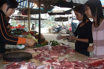 Lợn hơi xuống dưới 50.000 đồng/kg, giá thịt tại các chợ vẫn cao