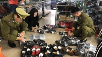 Lạng Sơn: Tạm giữ lô giầy nam giả mạo nhãn hiệu nổi tiếng