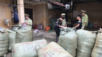 Lạng Sơn: Thu giữ gần 1.000 lọ nước hoa không có hóa đơn hợp pháp