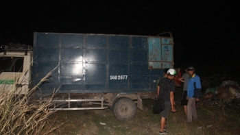 Xe tải đổ trộm hàng chục tấn rác thải công nghiệp ra môi trường