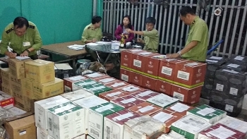 Xe tải chở hơn 3.000 chai rượu ngoại ra Phú Quốc bị bắt giữ