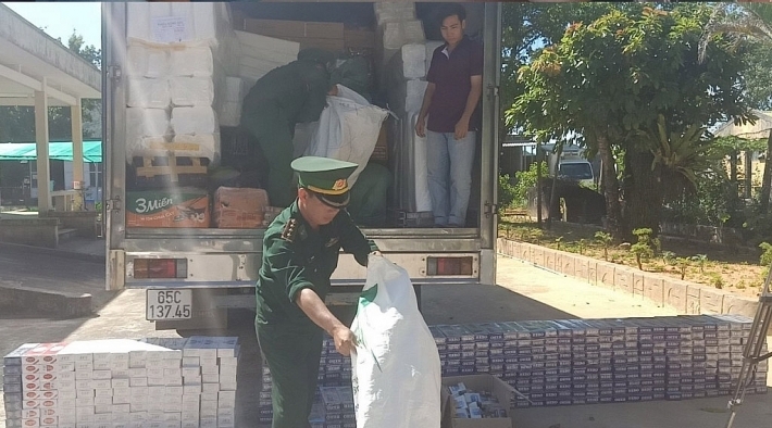 Kiên Giang: Bắt xe tải vận chuyển 6.000 bao thuốc lá lậu ra đảo Phú Quốc
