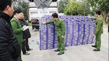 Hà Tĩnh: Bắt giữ 10.000 gói thuốc lá lậu giấu dưới gầm xe tải