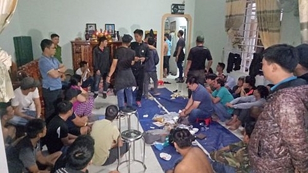 Đắk Lắk: Đột kích sới bạc bắt giữ 44 đối tượng, thu gần 400 triệu đồng