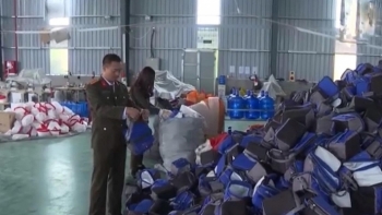 Bắt giữ gần 45.000 túi giữ nhiệt giả nhãn mác 'Made in Vietnam'