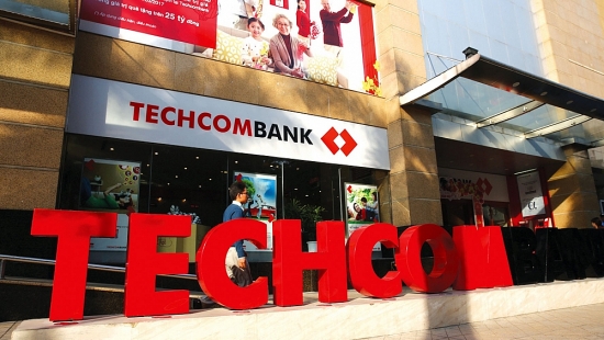 Người nhà lãnh đạo Techcombank bán xong lượng lớn cổ phiếu TCB
