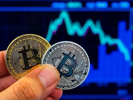 Giá Bitcoin hôm nay 18/4/2021: Bitcoin chững lại, thị trường tiền ảo lao dốc
